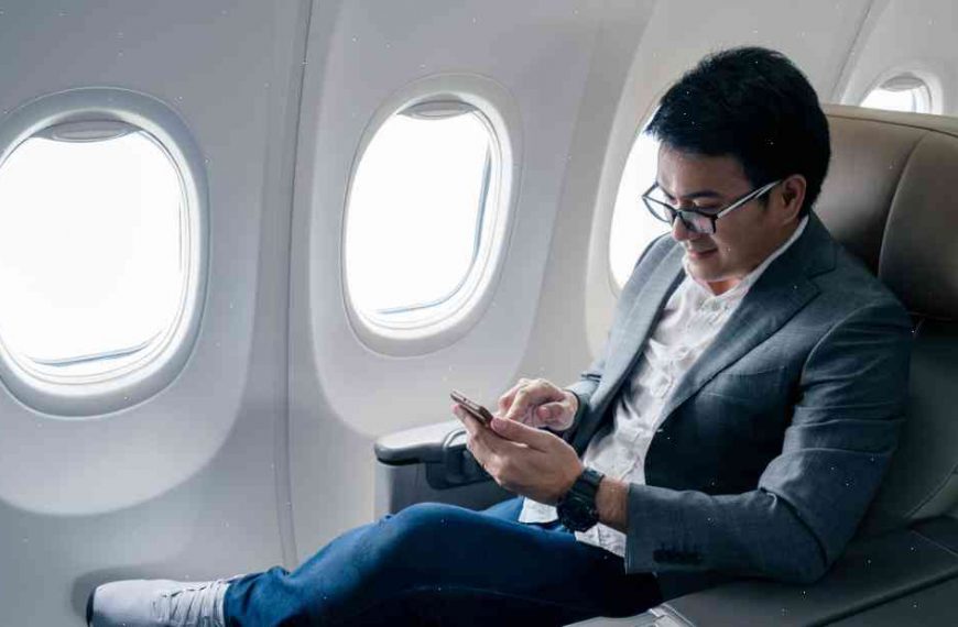 Airlines must ban cell phone use, says pilot